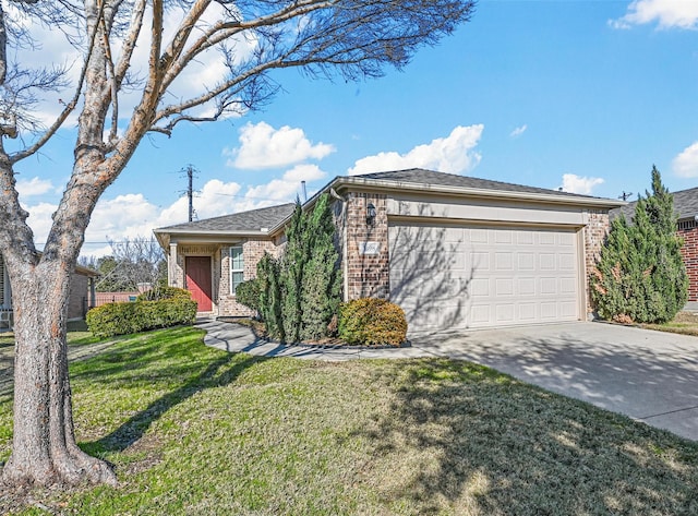 view of front of home featuring a front yard and a garage