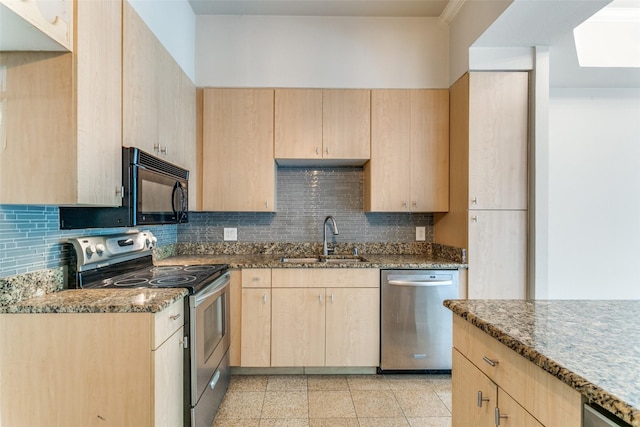 kitchen featuring sink, stainless steel appliances, decorative backsplash, and light brown cabinets