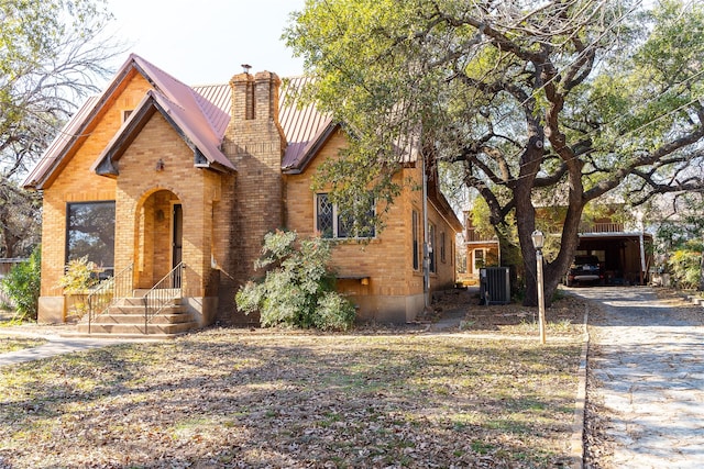 view of front facade featuring central AC unit and a carport