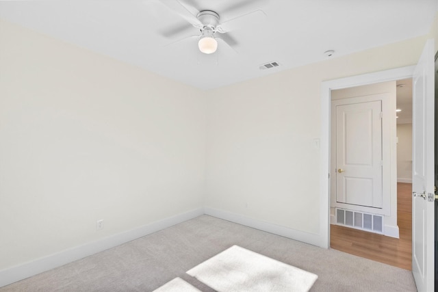 carpeted empty room featuring ceiling fan