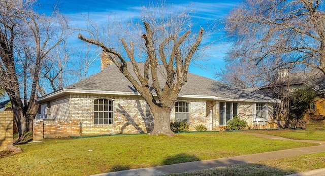 ranch-style house featuring a front lawn