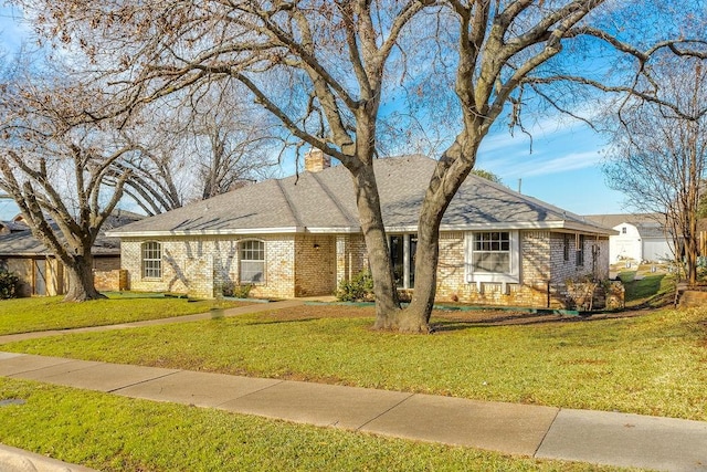 single story home featuring a front lawn