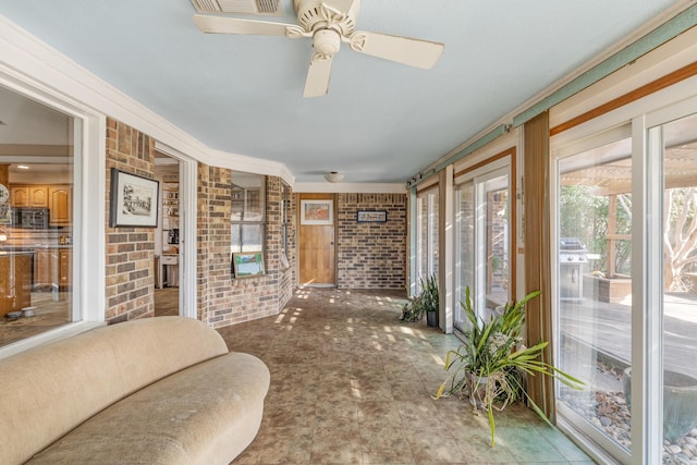 sunroom with ceiling fan