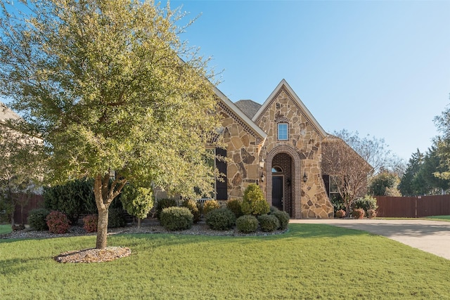 view of front facade featuring a front yard