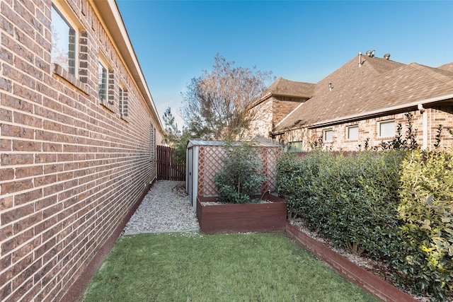 view of yard featuring a shed