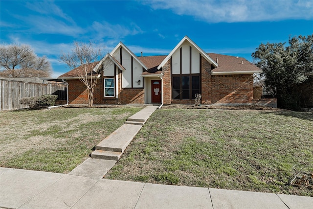 view of front of property featuring a front lawn