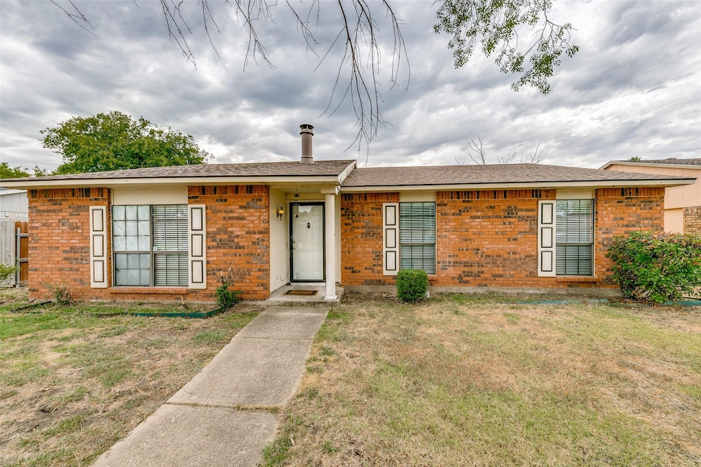 ranch-style house with a front yard