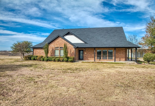 view of front of property featuring a front lawn