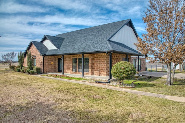 view of front of property featuring a front lawn