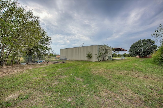 view of yard featuring an outbuilding