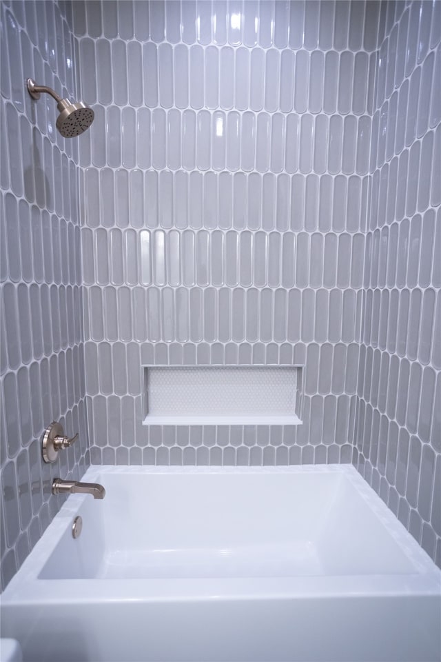 bathroom with washtub / shower combination