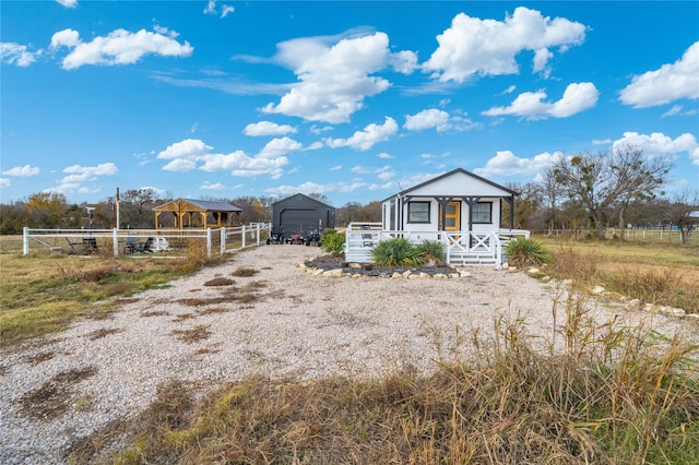 manufactured / mobile home featuring an outdoor structure