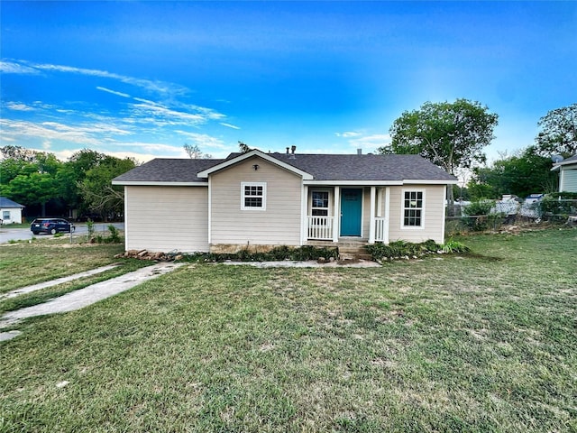 ranch-style home featuring a front lawn