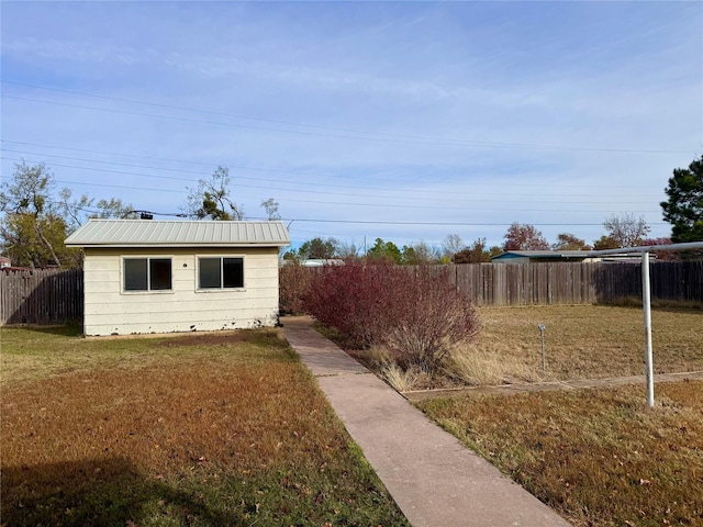 view of yard with an outbuilding