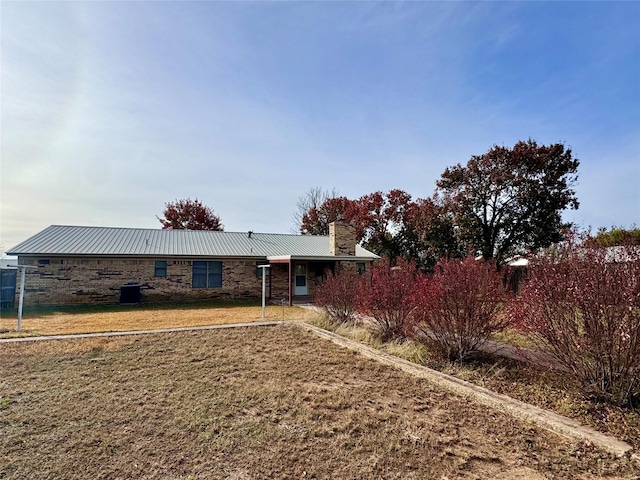 view of front of house with a front yard