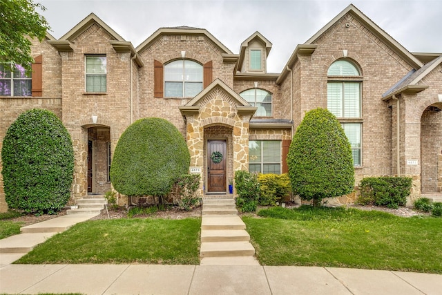 view of front of house featuring a front yard