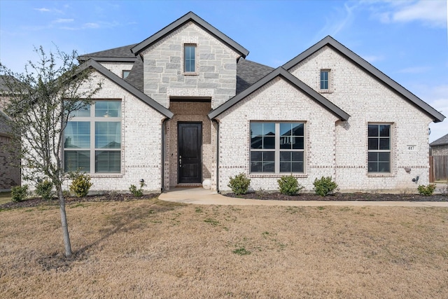 view of front of home featuring a front yard