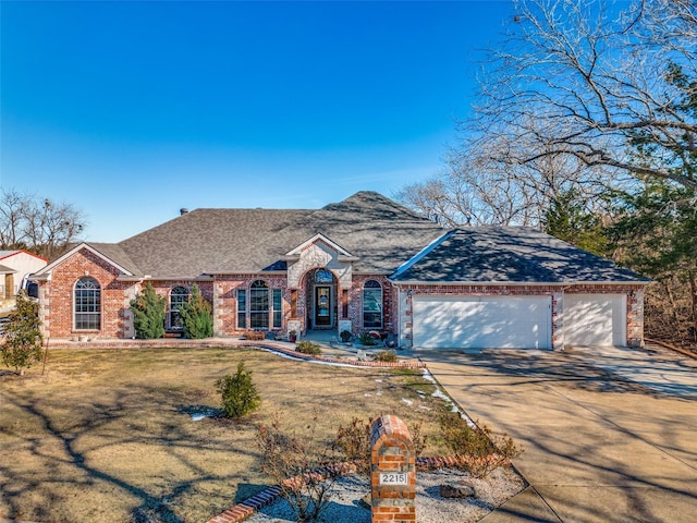 view of front of home featuring a front yard and a garage