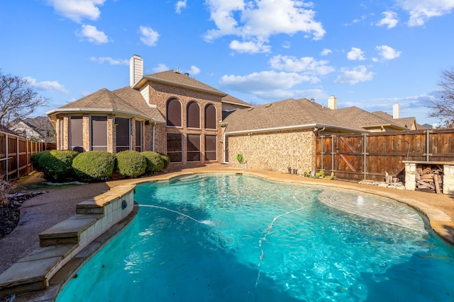 view of swimming pool