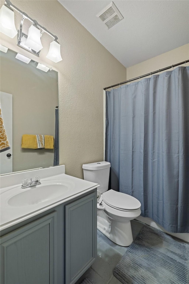 bathroom with a shower with curtain, vanity, and toilet