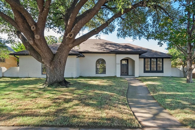 view of front of home featuring a front lawn