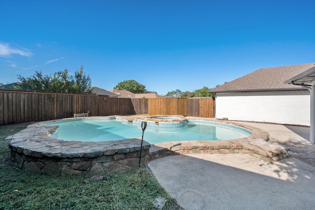 view of pool with an in ground hot tub and a patio