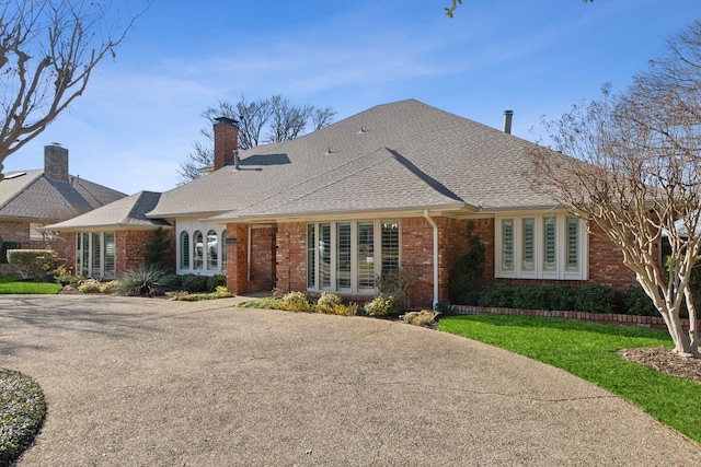 ranch-style house featuring a front lawn