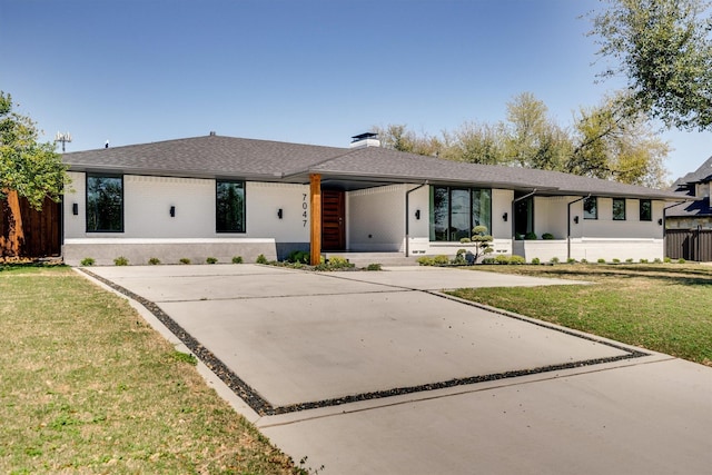 view of front of home featuring a front lawn