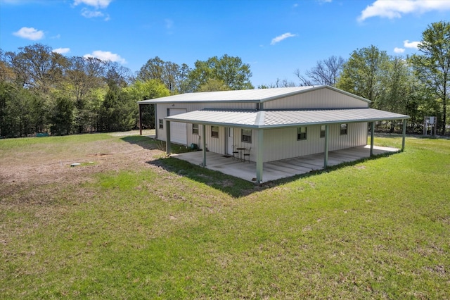 back of house featuring a lawn