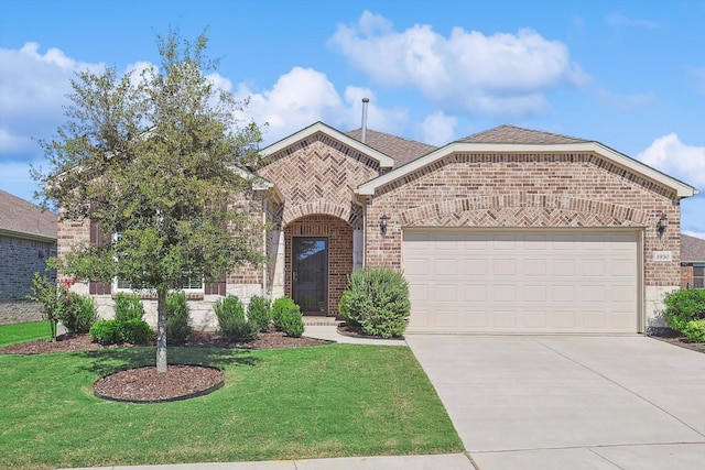 view of front of house featuring a front yard and a garage