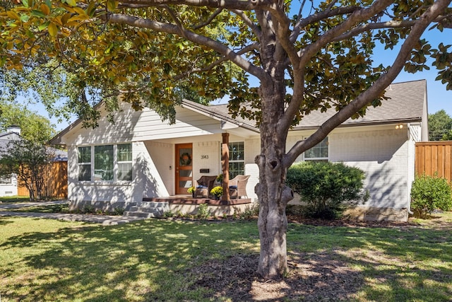 view of front facade featuring a porch and a front lawn