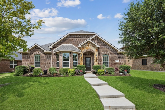 view of front facade featuring a front yard