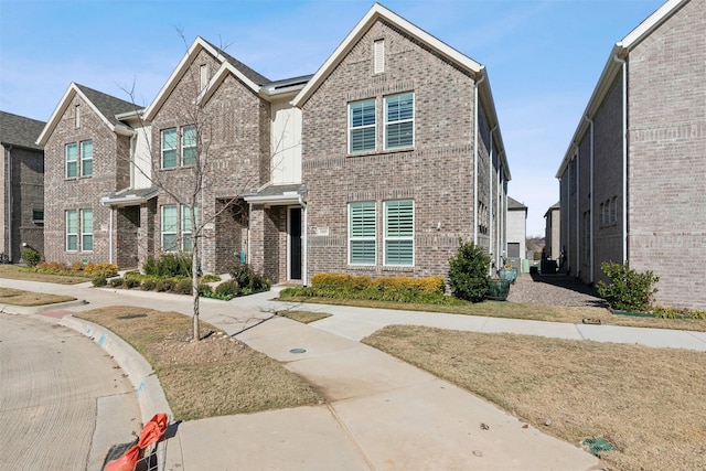 townhome / multi-family property featuring a front yard