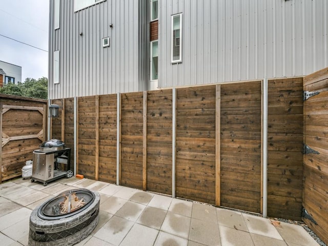 view of patio with a fire pit