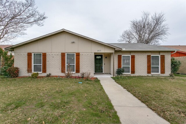 ranch-style house featuring a front yard