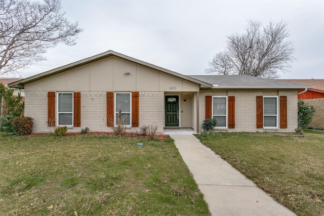 single story home with a front lawn