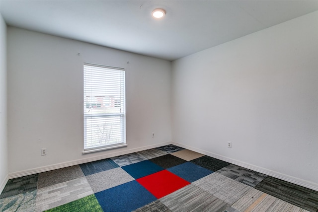 unfurnished room featuring a wealth of natural light and carpet