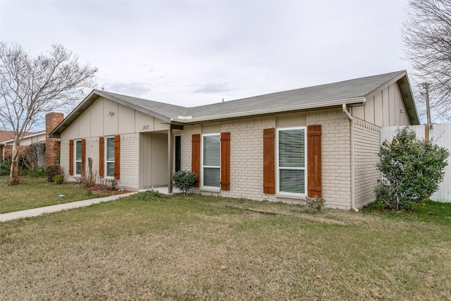 single story home featuring a front lawn