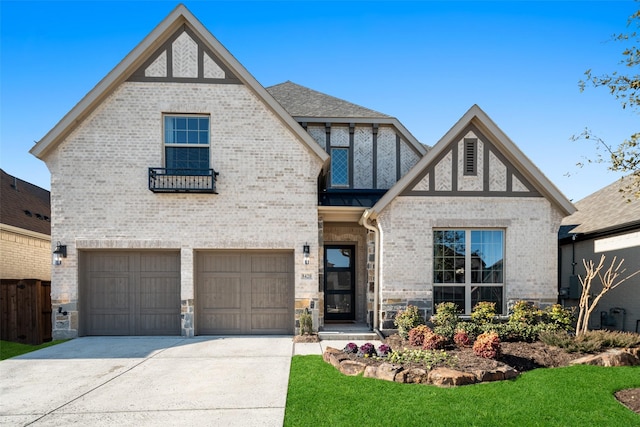 view of front facade featuring a front yard and a garage