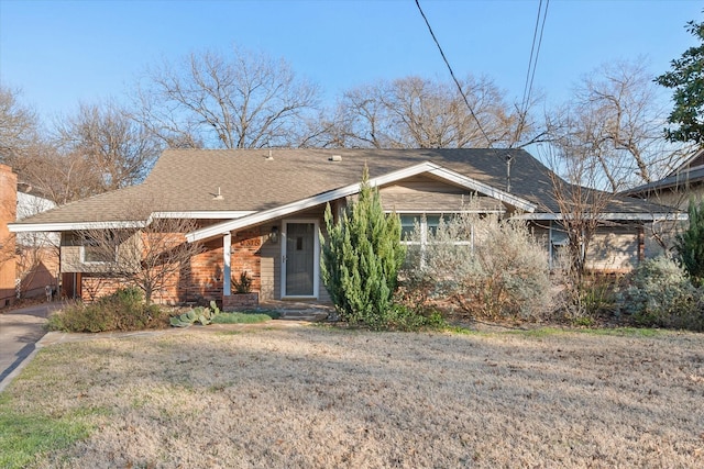 view of front facade with a front yard