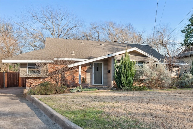 view of front of home featuring a front yard