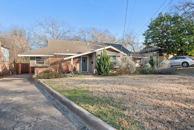 single story home featuring a front lawn