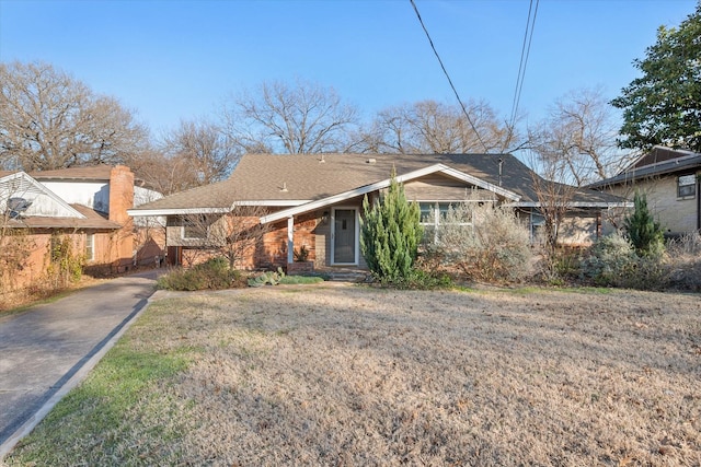 view of front of property with a front yard