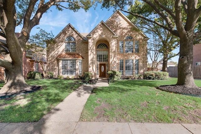 view of front of house featuring a front lawn