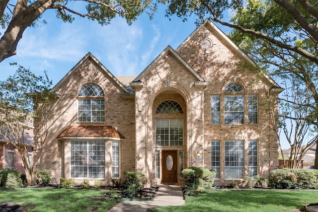 view of front of property featuring a front yard