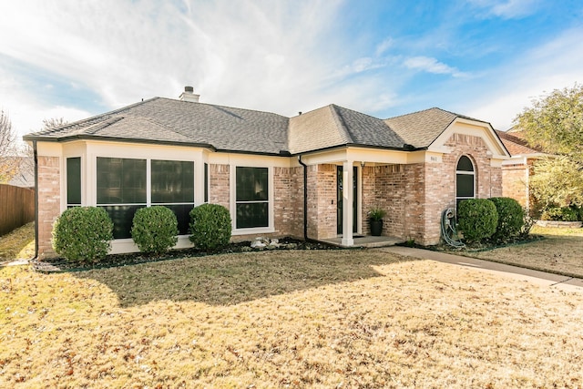 view of front of house featuring a front lawn