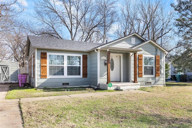 view of front of home featuring a front lawn