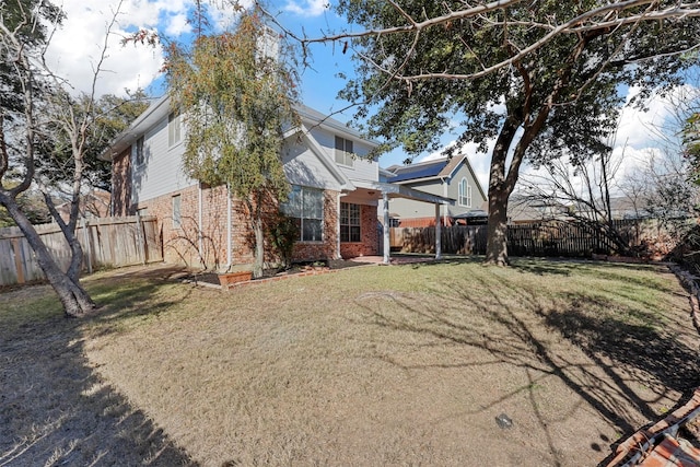 view of front of home featuring a front lawn