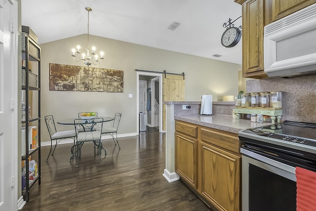 kitchen featuring electric stove, a barn door, decorative light fixtures, an inviting chandelier, and backsplash