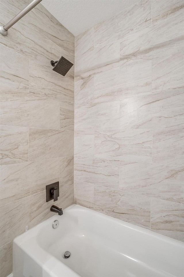 bathroom with tiled shower / bath combo